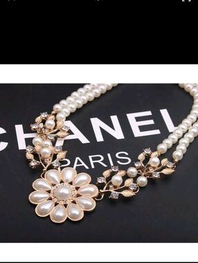 BRAND NEW ** Elegant Pearl and Gold Floral Necklace